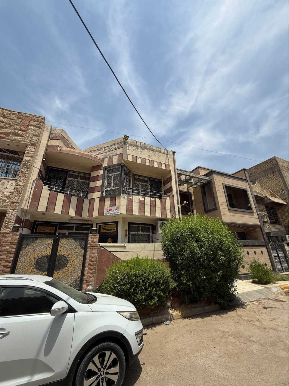 العقار للبيع العنوان بغداد الجديده الشارع العام فرع مطعم الدامياء عرض الشارع 20 متر المساحة 132 الواجهة 8 النزال 16 ونص بناء حديث 2017 البيت مدخلين استقبال ومطبخ وصاله و5غرف نوم وصاله مفتوحه في الطابق الثاني والصحيات 3 مثل ما موضح بل الفديو الاستفسار اكثر الاتصال على الرقم
*********** بغداد, العراق
