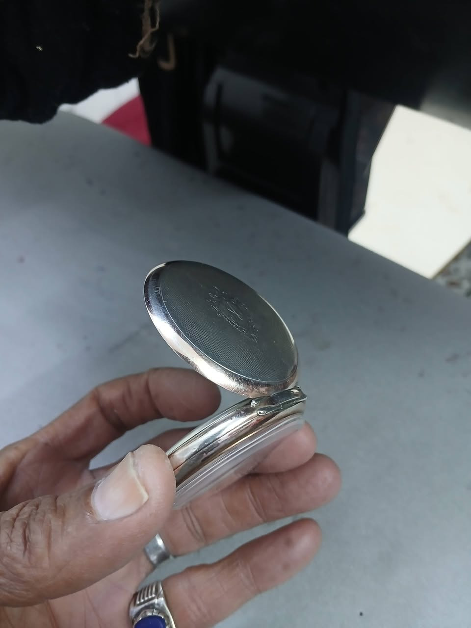 ساعه جيب للبيع فضه وذهب عيار 800 مينه سيراميك عمرهه اكثر من 100عام السعر علخاص ***********
