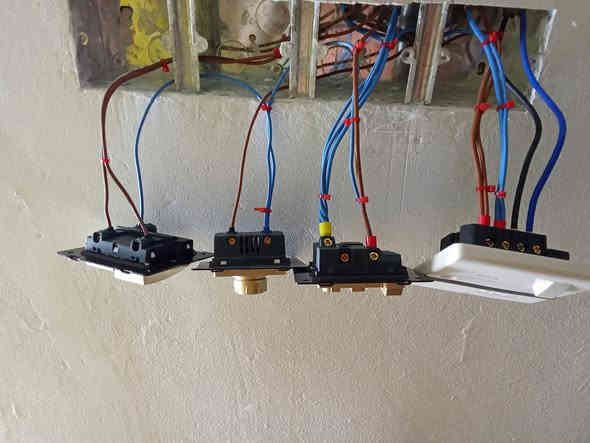 العمل داخل الديوانيه
سيف الكهربائي
￼ لكافة الأعمال الكهربائية سيمنز- بوري- صيانة ترميم
للاستفسار:***********
