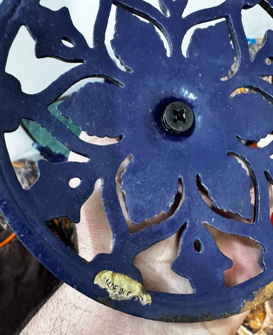 ستان مفاتيح حديد زهر قديم إرتفاع 40 سم وزنة تقريباً 3 كيلو    السعر 20 الف نهائي ***********
