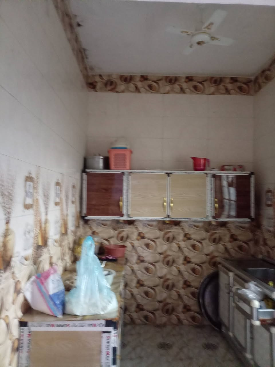 سلام عليكم بيت لبيع بي غرف جوه وغرفه فوك مساحته بيت متره مربع سعره 75 رقمي ***********
