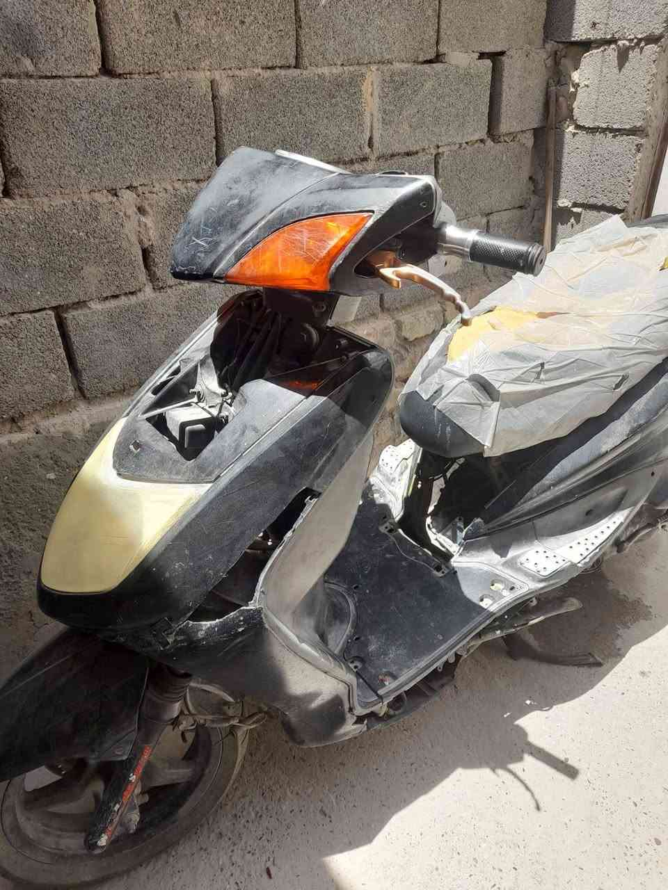 للبيع سكنس ياباني عوزهة بس كابريتر كهربايات شغالة سلف شغال بس طفت بية بل شارع كال يرادلهة كابريتر واني كمت الح عليهة بل هندر خرط لهندر بس سعرهة 300 وبيهة مجال بغداد مدينت صدر ***********

