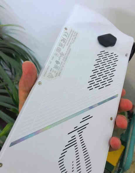 Asus ROG Ally z1
مستخدم قليل كلش نضافة 100 ٪

السعر 550 الف 
تواصل *********** واتساب 

مواصفات الجهاز💢
الشاشة: 1080 بكسل (FHD)، معدل تحديث 120 هرتز 4k تدعم FreeSync.
المعالج: AMD Ryzen Z1 اقوة معالج بجيلة
التخزين: 512 كيكة 
نظام التشغيل: Windows 11
البطارية: بطارية بسعة 6000 مللي أمبير في الساعة مع دعم الشحن السريع بقوة 65 واط شاحن اصلي
المنافذ: منافذ USB-C للشحن وتوصيل ملحقات خارجية، ومنفذ سماعة
نظام تبريد حراري Zero Gravity
