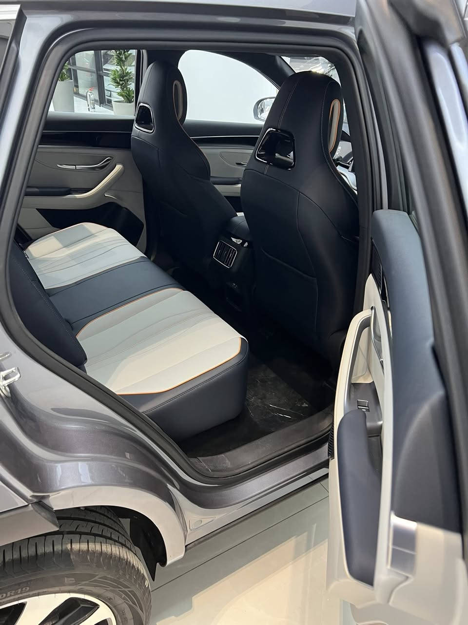 BYD 
Song Plus DM-i 2026
سونغ بلاس 2026الفئة الوسط 
دخول ذكي
تشغيل عن بعد 
2 بصمة + كارت NFC 
كراسي جلد + كهرباء 
قطعتين تبريد 
دبل شاحن واير ليس للتلفون
لد داخلي 
شاشة وسطية حجم 12.8 إنش 
شاشة عدادات حجم 10.8 إنش 
كاميرات محيطية 360 درجة
حساسات امامي + خلفي 
صندوق كهرباء 
القوة الحصانية 320 حصان
بطارية حجم 18.3 كيلو واط
المدى الكهربائي 80 كيلو متر 
وضعيات قيادة متعدده
تانكي البانزين 60 لتر 
ويل حجم 19 إنش  
سقف بانوراما 
أوامر صوتيه + كتابه باللغة العربية 
السيارة عليها ضمان : 
6 سنوات او 150 الف كيلو يشمل ( كير ، محرك ، كهربائيات)
8 سنوات او 200 الف كيلو البطارية 
ضمان شركة NAT الوكيل الرسمي والحصري لشركة BYD في العراق 
لمعرفة السعر وباقي التفاصيل يرجى الاتصال على الرقم او المراسلة عن طريق الواتساب 
***********/*********** 
احمد مبيعات شركة NAT
البياع منطقة المعارض الشارع الأول مقابل المنتزه
