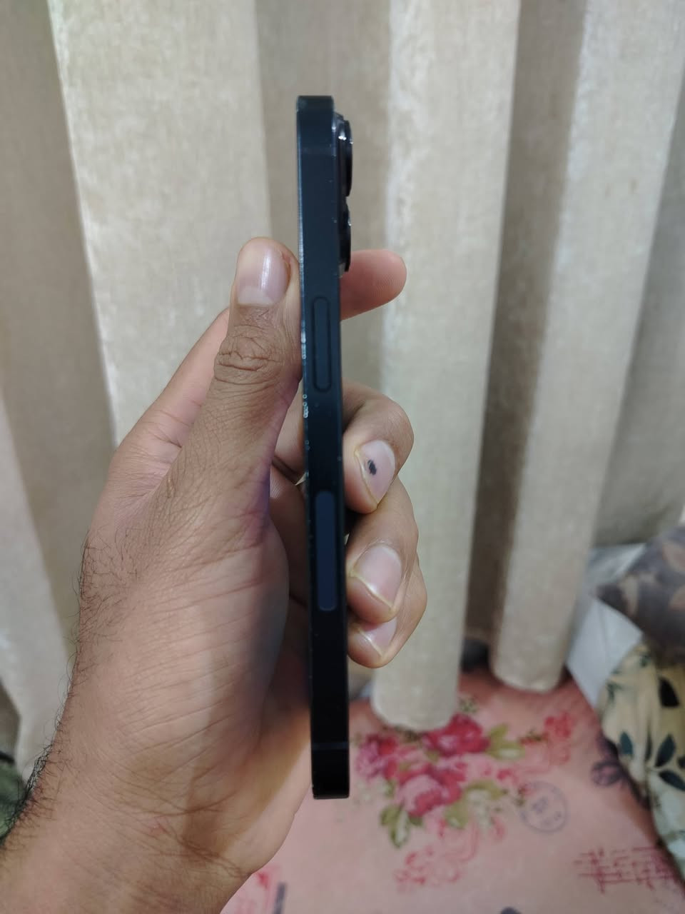 ايفون 14 عادي ذاكرة  128 بطارية 84 ما مفتوح وتر بروف شريحته الكترونيه بدون ملحقات بي فقط هاي الشامه بالشاشه وما مأثره عاللمس
السعر 425 مكاني البصره
***********
