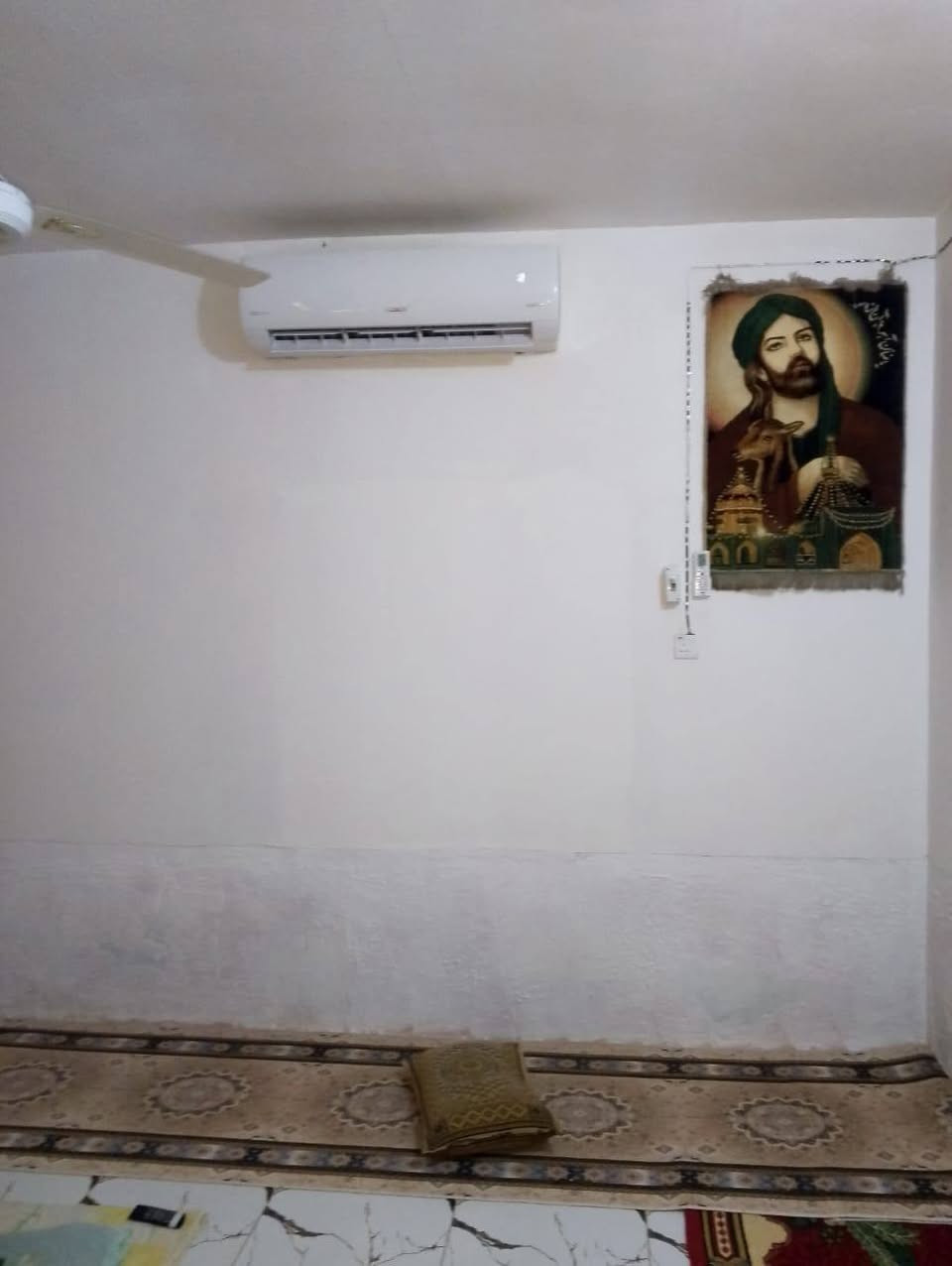 يا الله سلام عليكم بيت البيع مساحه البيت400 يتكون من غرفتين وصاله  وديوانيه خارجيه متوفر ماء وكهرباء  وشارع 10متر وخلفه شارع 10متر بيت جاهز مرتب ما ذب عليه ربع انه مكلف بنشر العنوان دوايه حي الحكيم قرب الحسينيه ام البنين تفاصيل اكثر تصل على رقم ***********
