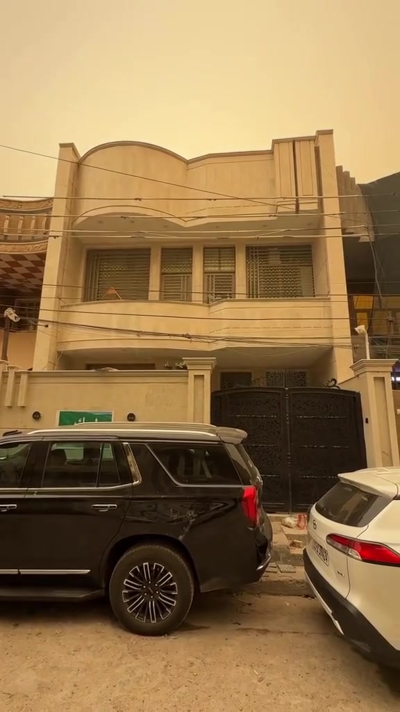 سلام عليكم بيت مساحه 150متر واجهه 7.5موقع بلديات اليو ان شارع 30بيت ثلاث طوابق 5غرف نوم اربع صحيات رقم الهاتف ***********
