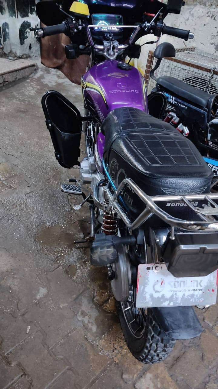 السلام عليكم ايراني سونيك2024
مثل ما موضح بالصور الدراجه  بلاديه وبيها دروعه وخير من الله سلف هندر وكهربائيات كلهن شغاله وأوراقها موجوده بيها ورقه كارتونيه بيها كل مواصفات الدراجه سعرها 850 وبيها مجال بسيط حك الجيه مكاني بغداد كاضميه وهذا رقمي 
(***********)
