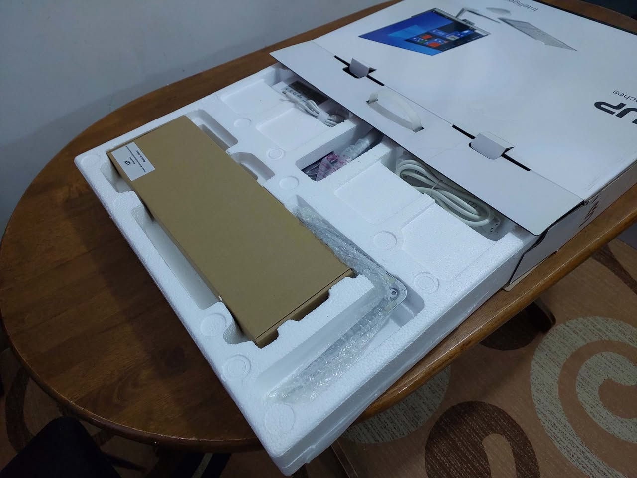 السلام عليكم   .....  الجهاز ما مستخدم نهائيا بالكارتون  ALL IN ONE  ( شاشة بداخلها حاسبة كاملة )  ..رام عالي بحجم 8 كيكا نوع DDR4 ......شاشة حجم  24  نوع  IPS مضادة للانعكاس بدقة FULL HD الوان طبيعية ...هارد نوع  SSD  السريع جدا بحجم 512 كيكا..معالج من الجيل السابع بتردد اساسي 2.7 كيكا كور اي 5  ...واي فاي بلوتوث سماعات ...كاميرا اتصال بالشاشة...    الجهاز ما مستخدم جديد بالكارتون شكلة حلو وسلم  وسريع جدا ومياخذ مساحة ..... ملائم للدراسة والبرامج والاعمال وغيرها   .... مكانه بغداد سعرة مناسب جدا  للاستفسار الاتصال ***********  او  *********** (واتس)
