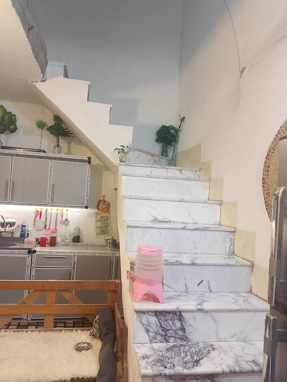 السلام عليكم بيت تجاوز مساحه 70مربع سعر 40 يحتوي على غرفته نوم مطبخ وصاله خارجيه    السقف صب مسلح 
الاتصال *********** العبيدي قرب مدرسه العابد
