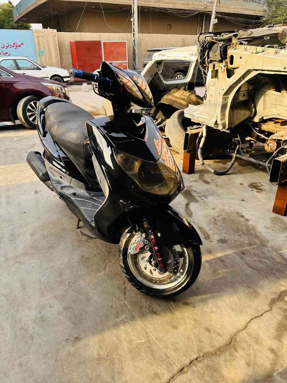 السلام عليكم شباب دراجة سكنس فحل للبيع دراجه جديده احله من الصوره كامله مكمله برغي نقص مابيه الدراجه بلاديه 
السعر 900 وبيه مجال 
***********
