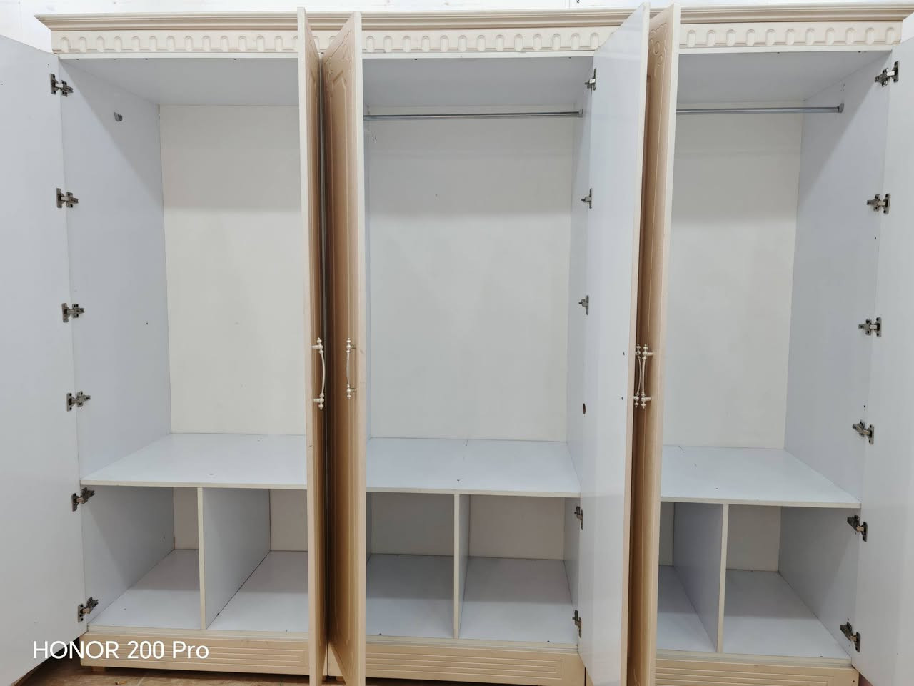 کانتۆری  پاڵۆن پرێسی شەش تاک 
زۆر جوان و پاک و تازەیە 
سێ پارجەیە قیاسی درێژی 2,70یە
بەرزی 2.28سانتیمەترە
قوڵی 70سانتیمەترە
ناونیشان سلێمانی کانی سپیکە خوارمزگەوتی تەبایی بەرامبەر مارکێتی کەوێ 
***********
