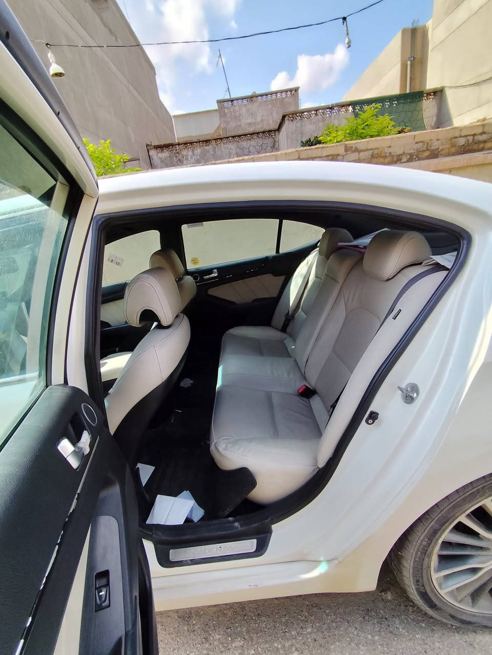 السلام عليكم كادنزا 2012 بيهة قطعة صبغ تخم تاير جديد باتري قبل 3 اشهر مبدلة كير جديد المكينة مبدل بيهة رواجز اصلية فول مواصفات داخل ملكي***********
