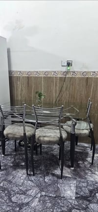 ميز طعام للبيع سعر ١٥٠ نظافه فول رقم 07881684636