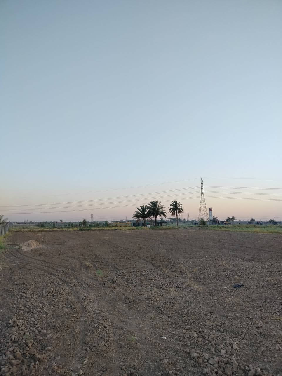 أرض سند 25 بأسمي دونم ونص تقريآ متوفر كافة الخدمات المكان ابي ناحية ابي غرق ع بزل حجي علي الرقم ***********

