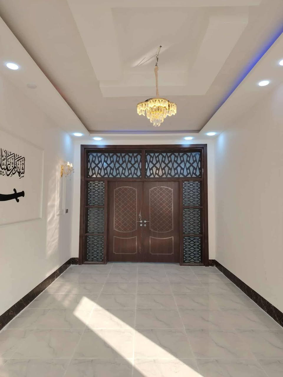 ***********يعلن مكتب النور العقار عمود262   بيت مقابل قرية الغدير شارع المطار
تفاصيل البيت 👇👇المساحه 150متر عرض شارع 17متر اناره جيهتين معا كافت الخدمات
#استقبال  
#غرف نوم عدد 2
#وصاله عدد 1
#حمامات عدد 2 سعره 55مليون قريب علا شارع صب 
#ملاحضة البيت بناء 2025
سند 25
#شارع عرض 17 متر
ماء+كهرباء+كيبل ضوئي مقابيل +مولده+مدارس حكوميه واهليه ومول تسوق منزلي 

جميع الخدمات متوفره
للاتصال 
***********واتساب
