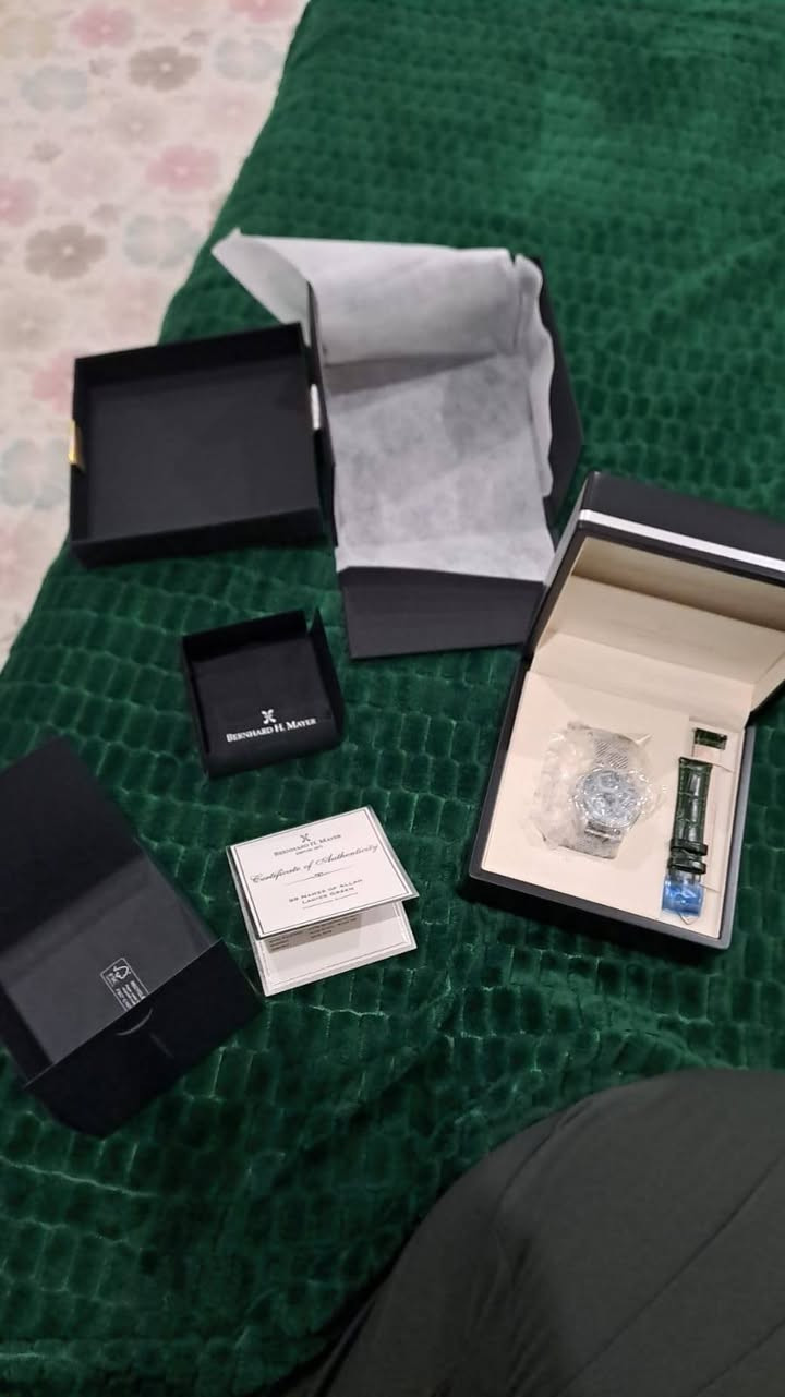 برنارد اج ماير سويسري اصلي مع الشهادة اصدار خاص كما موضح بالصوره سعره بالموقع كدامكم اني حكللكم فتحة بابها ٦٠٠ دولار نص القيمه وامر بيعه حلو سوم لعد اخوك


**إذا كنت صاحب هذا الإعلان وتريد حذفه لأي سبب، رجاءا أرسل رسالة إلى الدعم الفني**