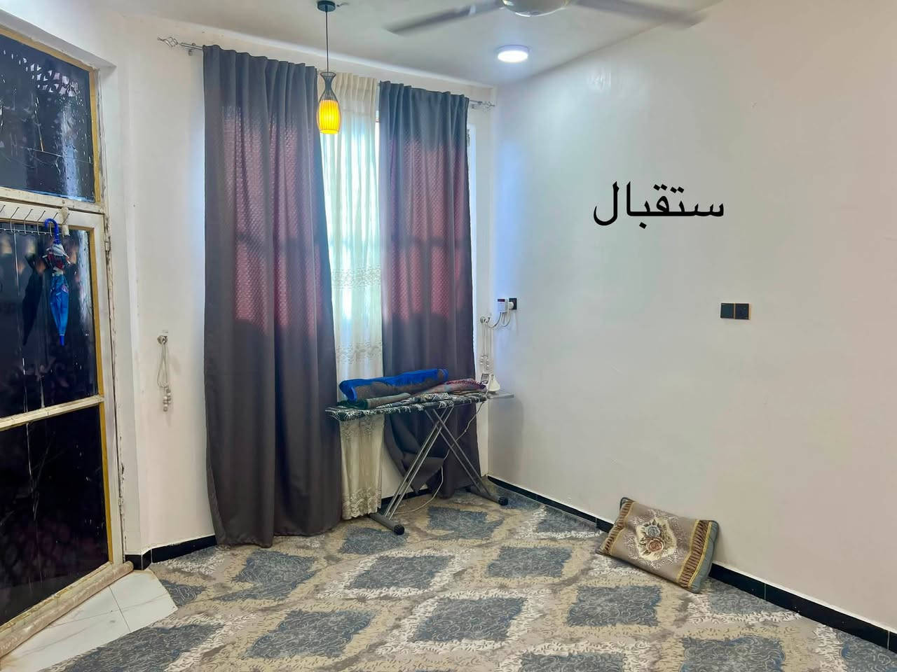 السلام عليكم بيت للبيع ب صياغ قرب حسينية  الباقيات الصالحات المساحه 100متر البناء مسلح طابوك مكون ألبيت من غرف صاله استقبال مطبخ حار وبارد صحيات خارجيه وداخليه وطارمه فول مواصفات خدامات ماي كهرباء شارع تبليط ارصفه للاستفسار رقم الهاتف ***********
