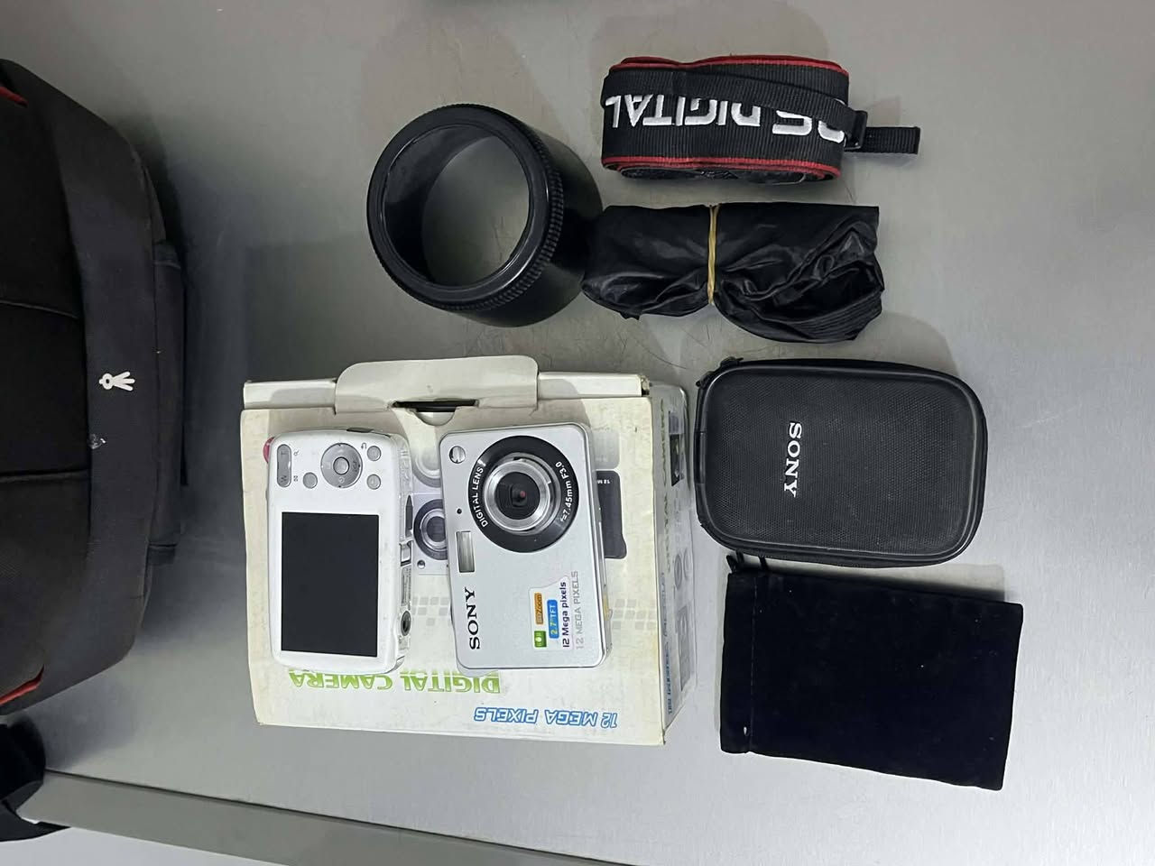 كانون دي 700 مع عدة تصوير
عدسة 18.55
عدسة 50ملم
حقيبة ضهر كبيرة 
بطاريات عدد2
اكستينش تيوب لتصوير الاشياء الصغيرة
بيبي لايت بالباكيت 
ريمونت تحكم عن بعد 
غطاء مطري 
رام اصلي 
السعر 600 بيهه مجال بسيط


**إذا كنت صاحب هذا الإعلان وتريد حذفه لأي سبب، رجاءا أرسل رسالة إلى الدعم الفني**