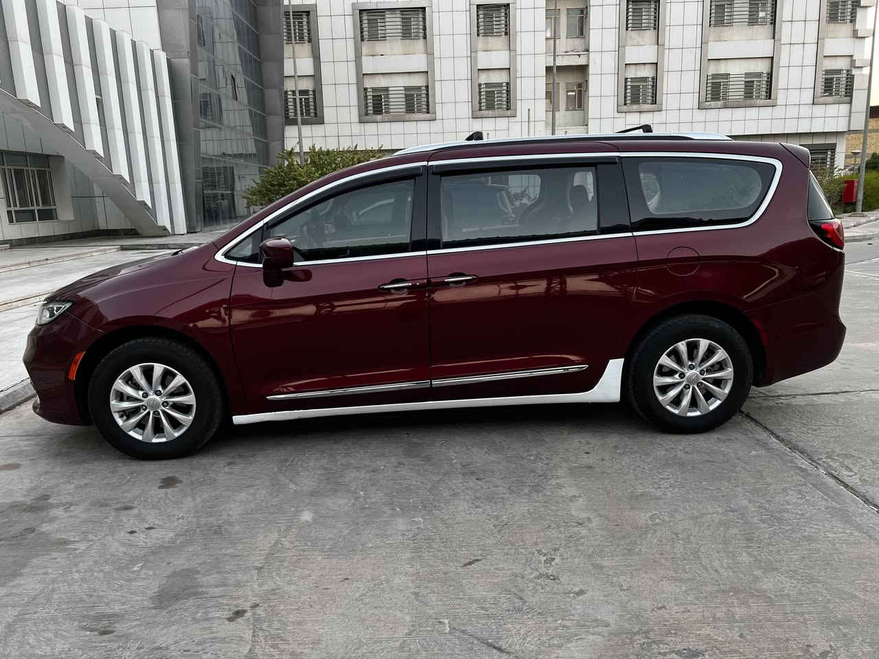 باسفيكا موديل ١٩ رقم بغداد.
مواصفات تورنك حساسات خلفيه واتو بارك خلفي  ورادار. نيكل جانبي بالباب وسبايدر قماره نيكل  كشن سايق كهربائي ونضام خزن. بجم محدث شكل موديل ٢٣. السياره جاهزه كير محرك كهربائيات تبريد ثلج منضومه جديده. تدفئه هيتر كشن واستيرن. وباقي مواصات معروفه للباسفيكا.
السياره حادثه جانبي فقط بنيد وجاملغ عكس السايق. مبدلات ومصبوغات. 
سياره جاهزه ع اخر حبايه تايرات باتريات وحداديه امامي وخلفي. ما ناقصه برغي.
السعر ١٩٥ وبيها مجال مكاني عماره
***********
