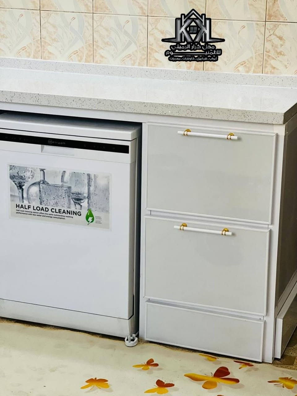 ✨ محل كرار الرميثي للألمنيوم ✨
يقدّم لكم كاونتر مطبخ فاخر بديكور كلاسك بتصميم أنيق ولون أبيض راقٍ يضيف لمسة فخامة لأي مطبخ.
🔹 المواصفات:
✔️ هيكل متين — داخل البوري محشي بخشب قوي لزيادة الصلابة والتحمل
✔️ الأبواب من الخارج يوفي عالي الجودة ومن الداخل مغلفة ببليت لحماية إضافية وعمر أطول
✔️ نرمايد هايدروليك داخلية ضد الصدأ لفتح وغلق ناعم وعمر استخدام طويل
✔️ حشوة قاطع للأرضية مع رفوف تتحمل أوزان عالية ومقاومة للبكتريا
✔️ سطح الكاونتر من كوارتز مرمر – حجر طبيعي فاخر مقاوم للخدوش والحرارة
✔️ حوض ستيل هدية مع التركيب
⭐ تشطيب احترافي وجودة عالية
⭐ تصميم عملي وفخم يناسب المطابخ الحديثة والكلاسك
⭐ كامل المواصفات مع ضمان
📍 زورونا في محل كرار الرميثي للألمنيوم
نقدّم أفضل التصاميم وأجود المواد بأسعار مناسبة
للاستفسار الاتصال على الارقام او مراسلة الصفحه او زياره موقعنا الكائن في  الرميثة حي الشهداء قرب مستوصف الزهراء مقابل مطعم لاريف
 ***********
***********
