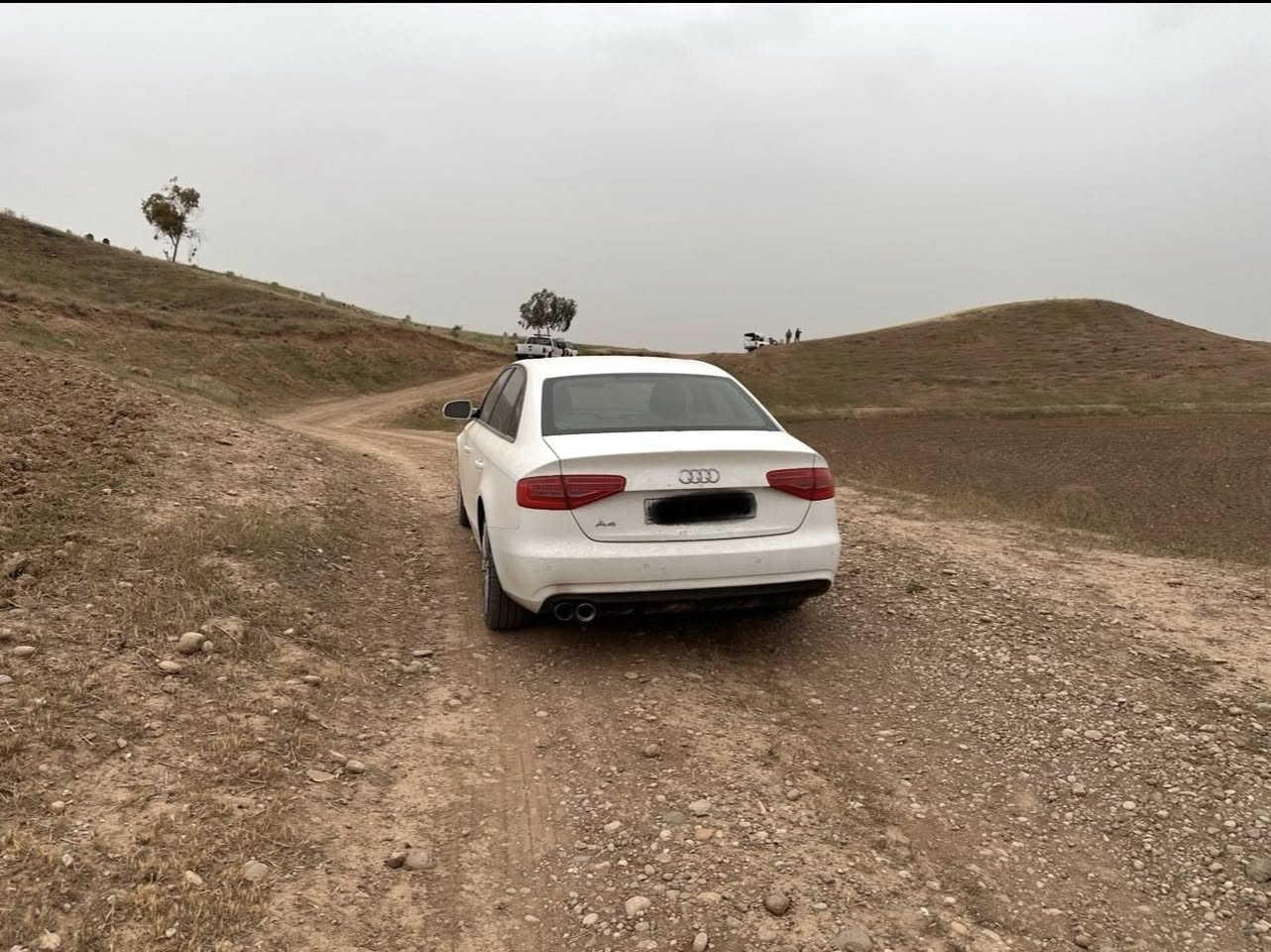 السلام عليكم
AUDI A4 2013 وارد خليجي 
رقم سليمانية
مكاني كركوك
بيها صبغ قبغ الصندوك من فوك وتكحيلات بسيطة بدون حادث كهربائيات بلاد كير بحالة جيدة محرك ما بي لا صرف ولا بخار بي فقط نضوح دهن بسيط يحتاج ادامة وحداديتها تعبانة 
المواصفات
محرك 1800 تيربو اوتو استارت استوب هاند بريك كهربائي حساس خلفي مانع انزلاق 3 وضعيات قياده اوتماتيك وسبورت ومانول تحكمات ستيرن جهتين 
السعر 90 و بيها مجال 
الرقم ***********
