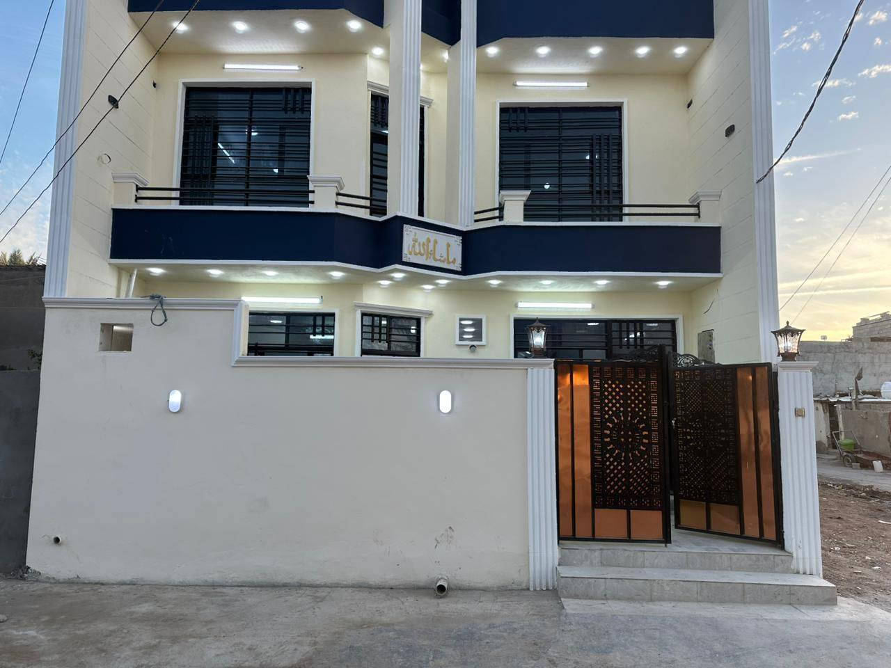 السلام عليكم.. يوجد بيت للبيع بناء حديث ممسكون بي طابقين الطابق الأول يحتوي ع مطبخ وستقبال وصاله وغرفه نوم ومنور وصحيات داخليه وخارجيه والطابق الثاني يحتوي ع غرفتين نوم وصحيات موقع البيت سلمان باك المدائن منطقه الحضاريه بلبدايه قرب العياده ابو انس البيت زراعي خدمات كامله شارع عرضه 10 متر للاستفسار الاتصال ع الرقم *********** متوفر واتساب أو مراسله الصفحه
