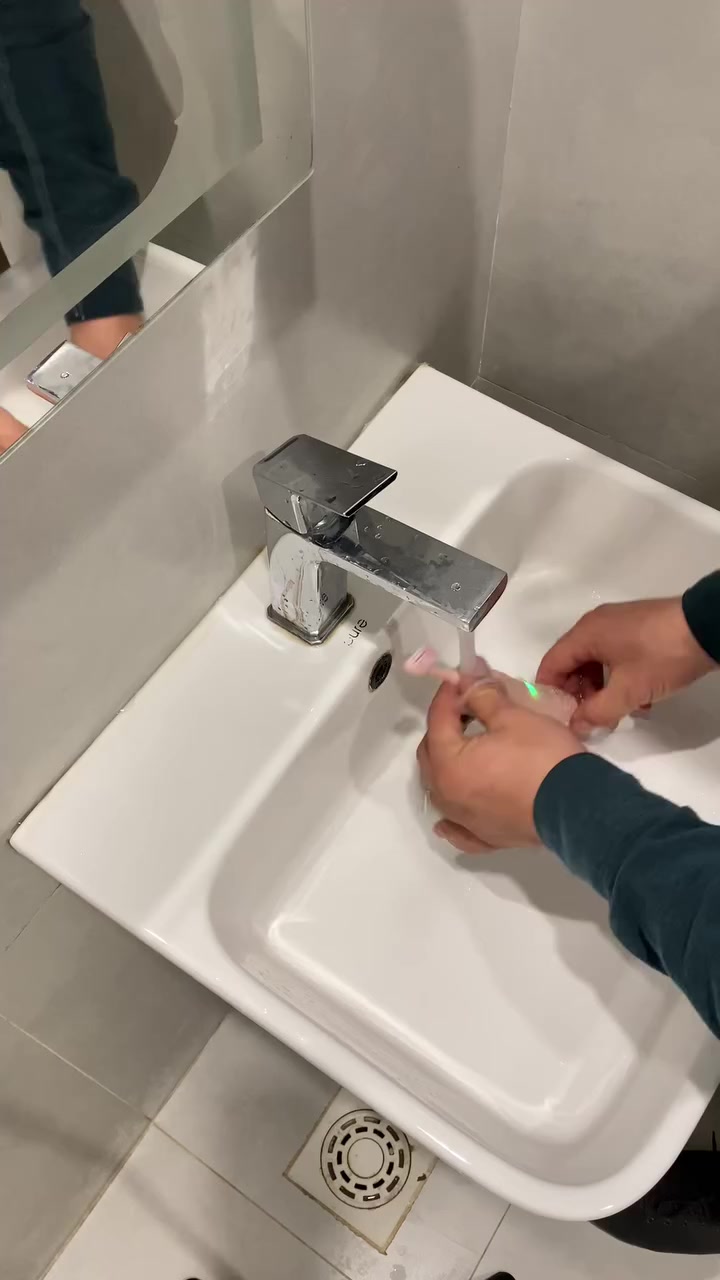 🔥 فرشاة الأسنان الكهربائية – نظافة احترافية بأسهل طريقة! 🔥
تجربة تنظيف أسنان مختلفة كليًا مع تقنية السونيك اللي تعطيك إحساس بالنظافة العميقة من أول استخدام 🪥✨
💎 أهم المميزات:
⚡ تنظيف قوي وفعّال بتقنية سونيك الحديثة
🔄 6 أوضاع مختلفة تناسب احتياجك اليومي
🪶 شعيرات ناعمة وعالية الجودة لراحة اللثة
🔋 بطارية تدوم لوقت طويل مع شحن سريع ومريح
💧 مقاومة كاملة للماء للاستخدام الآمن بالحمام
🎯 تصميم ذكي يوصل لكل الزوايا ويهتم بخط اللثة
🦷 النتيجة؟ أسنان أنظف، نفس منعش، وشعور احترافي


**إذا كنت صاحب هذا الإعلان وتريد حذفه لأي سبب، رجاءا أرسل رسالة إلى الدعم الفني**