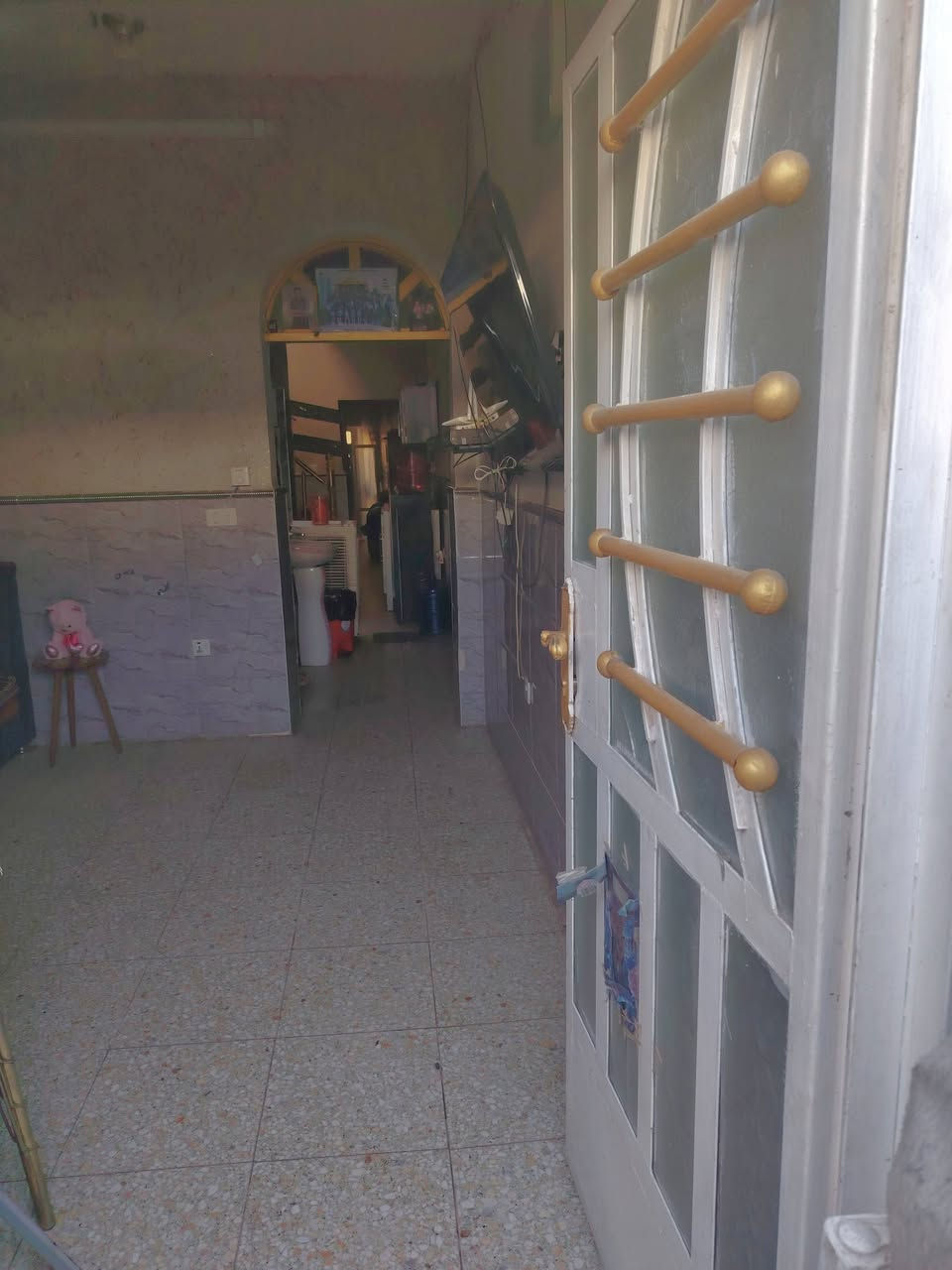 مشتمل ارضي للبيع مكان مميز الرسالة الثانية مساحته ٦٣ يحتوي عل غرفتين وصالة ومطبخ وخدمات فوك وتحت ومنور وترك وطرمة صغيرة واجهة ٣ونص في ١٨في السعر ١٣٥ الاستفسار ***********او *********** لايوجد رد عالماسنجر. الشراي يجي يشوف
