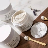 ماسك الوجة الطيني خفيف على البشرة  يعطي لمعان ونضارة  ينضف مسام البشرة...