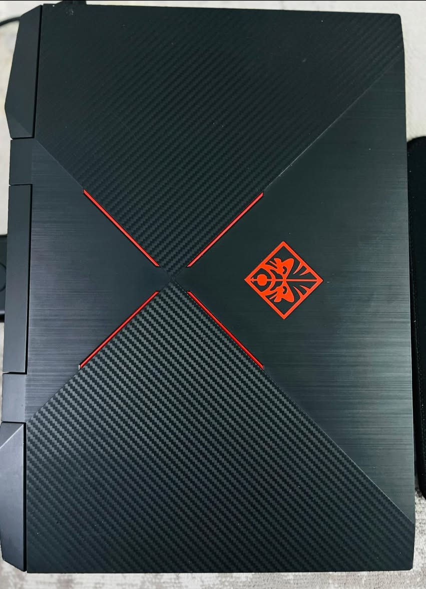 📍 السلسلة: HP OMEN Gaming
📍 المعالج (CPU): Intel Core i7 – الجيل الثامن

📍 الذاكرة (RAM): 16GB DDR4

📍 التخزين: 512GB SSD (NVMe M.2)

📍 بطاقة الرسوميات (GPU): NVIDIA GTX بذاكرة 6GB GDDR5

📍 لوحة المفاتيح: RGB Keyboard (إضاءة ألعاب)

📍 نظام التشغيل: Windows 10 أصلي

📍 نوع الاستخدام: ألعاب – تصميم – تعدد مهام

📍 منافذ: USB – USB-C – HDMI – LAN

📍 شاشة: غالبًا 15.6″ FHD

📍 التبريد: نظام تبريد OMEN
+ يدات اكس بوكس 360
+وجنطه وماوس وشاحنه مالتها الاصليه 
السعر «مليون»

***********
