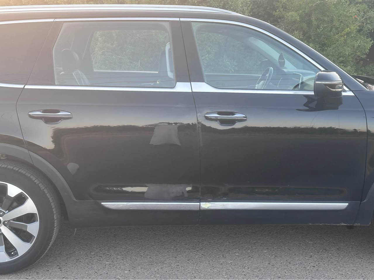 للبيع: كيا تيلورايد 2022 (Kia Telluride S) 

​الموديل: 2022

​المحرك: 6 سلندر (V6) بسعة 3.8 لتر.

​ناقل الحركة: أوتوماتيك 8 سرعات.

​التصميم الخارجي: شباك أمامي رياضي، جنوط ألمنيوم مقاس 20 بوصة مميزة لفئة S، وقضبان سقف (Roof Rails).

​المقصورة الداخلية: تتسع لـ 7 ركاب براحة تامة مع مقاعد حاضنة (Captain's Chairs) في الصف الثاني.

​التكنولوجيا والترفيه: شاشة عرض كبيرة تدعم Apple CarPlay و Android Auto، مع شحن لاسلكي للهواتف.

​أنظمة القيادة: وضعيات قيادة متعددة وتشمل الوضع الذكي (Smart Mode) لراحة القيادة، ونظام التوقف المؤقت (Auto Hold).

​الأمان والسلامة: مجهزة بأحدث تقنيات السلامة (رادار أمامي، تنبيه الخروج عن المسار، مراقبة النقاط العمياء، وحساسات خلفية).

​السيارة بحالة ممتازة جداً (وارد أمريكي).
الحادث طرف البنيد وجاملغ وبارد في البابين بدون دواخل 
​تكييف مركزي ممتاز لجميع الصفوف.

​صيانة دورية منتظمة وجاهزة للاستخدام الفوري دون أي مصاريف إضافية.

​📞 للتواصل والاستفسار: 
‭***********‬

​مكان التواجد: [بلد ]

​السعر المطلوب: [245] (قابل للتفاوض ) بلاد, صلاح الدين
