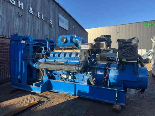 Model: F G Wilson P1500 1500kva  1200kw  Model 4012 TAG2 Engine Perkins Year: 2001 2086 A Voltage 415  Hours 102
اتصال ***********واتس
