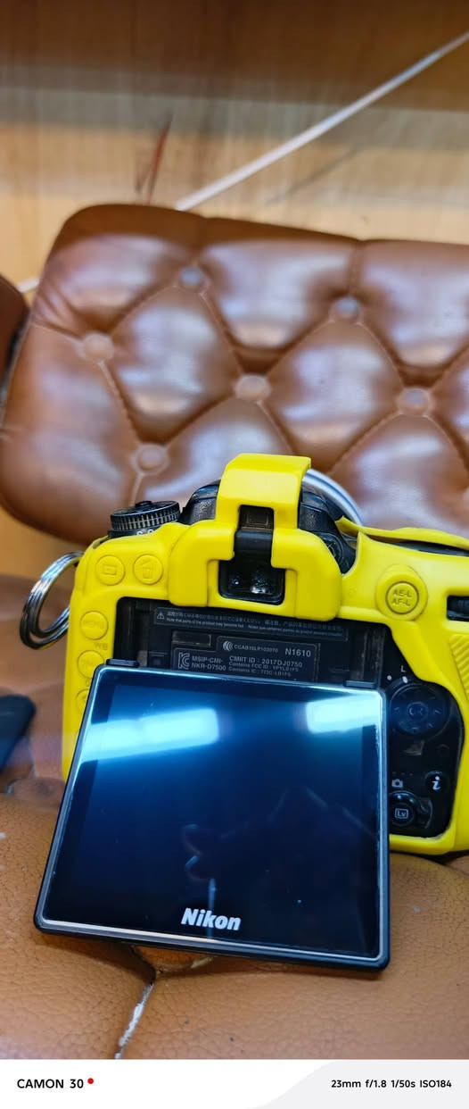 كامره للبيع نيكون دي 7500 استعمال شخصي
ملحقاته .. كارتون..كيبل ..حزام كتف..حتى القرص وياه دفتر معلوماته 
نضيفه كلش 
نضافته 95٪
تصويره فيديو 4k
لاستفسار ع رقم ادناه 
***********
