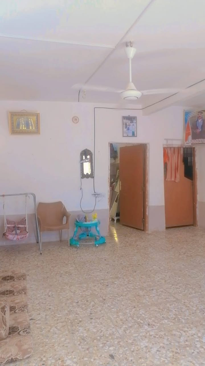 للبيع بيت 200 متر سعره 45 بي مجال بسيط جدا  بلديه معامله بي البيت باركود مطلع للبيت   و شغلته رسميه مكان البيت حي ميلاد حولي شارع 30 سوك بنهايه سوك مركز صحي بشارع الي مقابيل فرع مركز اول فرع ع يمين   بي ٣ غرف  كبار  صاله كبيره حمام تواليت داخلي خارجي كراج سياره مع مكان حديقه جاهز كاشي سيرامك مجاري للشارع شارع واصله تبليط مكان بيت كلش مرتب  للاستفسار تصل *********** وتساب او تصال
