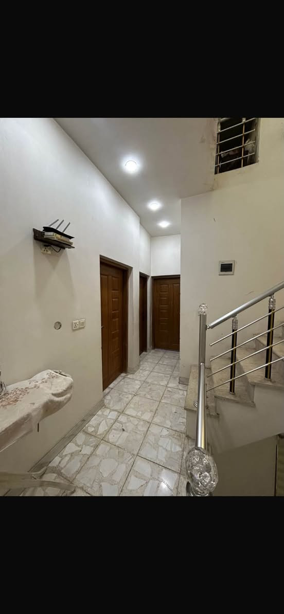 سلام عليكم 

بيت للبيع في البلديات الضباط 
مساحه ٨١ 
وجهه ٩ نزال ٩ 
يحتوي ع ٣ غرف نوم 
وثلاث حمامات 
طابو زراعي 
خدمات كامله 
سعره ١٣٠ 

التواصل واتساب ***********
