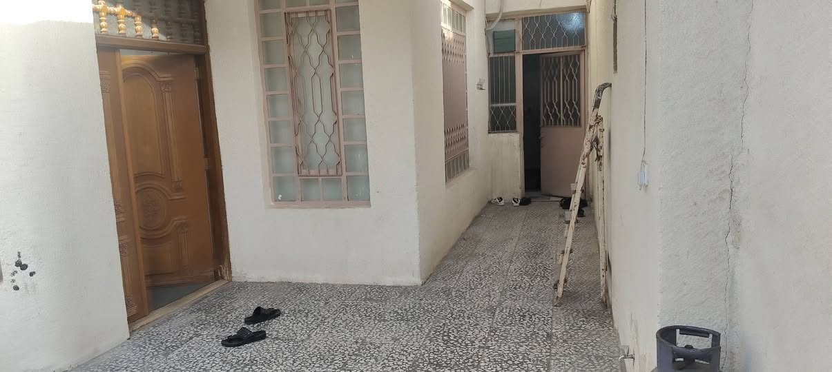 بيت لبيع المساحة 200م الوجهة 10 نزال 20 حي المجتبى شارع الموستوصف يحتوي البيت على استقبال وصالة وغرفتين نوم حمام داخلي وحمام خارجي البيت طابق واحد سنة البناء 2016 طابو صرف السعر 300 مليون وبي مجال ***********
***********
