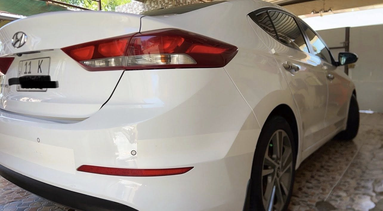سلام عليكم حبايب قلبي ❤️
 النترا سوبر خليجي الشركه العامه للسيارات موديل / 2018  
🌺ELANTRA 🌹Super 🌺
لون ابيض / 🤍
رقم بغداد دولي الجديد باسمي شخصياً رقم وهزه وسنويه لبارحه كملتهن تحويل بنفس اليوم باسم المشتري ؟ 
فول مواصفات    
كشنات جلد 
سلايد روف 
لد نهاري 
ويل كب عدد / 5  
كروز سرعه 
قطعتين تبريد امامي وخلفي 
كامره خلفيه دواره + كامره اماميه  
تحكم ستيرن جهتين 
مدخل (USB / AUX)
اشاير بالمري 
مري قابله للطي اوتو و شفط AUTO
الاوامر الصوتية انفنتي 
شاشة حجم كبير 
يدات ابواب المنيوم 
دسك عدد / 4 
محرك 2000 دوش سوبر خليجي 
حساس خلفي بلادي + حساس امامي بلادي 
3 انظمه قياده
( نورمال / ايكو / سبورت )
ماشيه ( ٨٧ ) الف حقيقي اصل وعلى فحص 
تخم تاير جديد كوري 
كير محرك تبريد صدر حداديه كفاله عامه جديده جداً  مكفوله من جميع النواحي مابيه نقص ابد  و على الفحص 
مكفوله كفاله عامه  حتى دعاميات ملاحظه : بيه كارت زغير مقدار اصبع فقط ومايبين ابد وبارد زغير مقدار اصبعين فقط ؟  
السعر / ١٥٢ وبيه مجال قليل 
مكان السياره بالديوانيه 
***********
