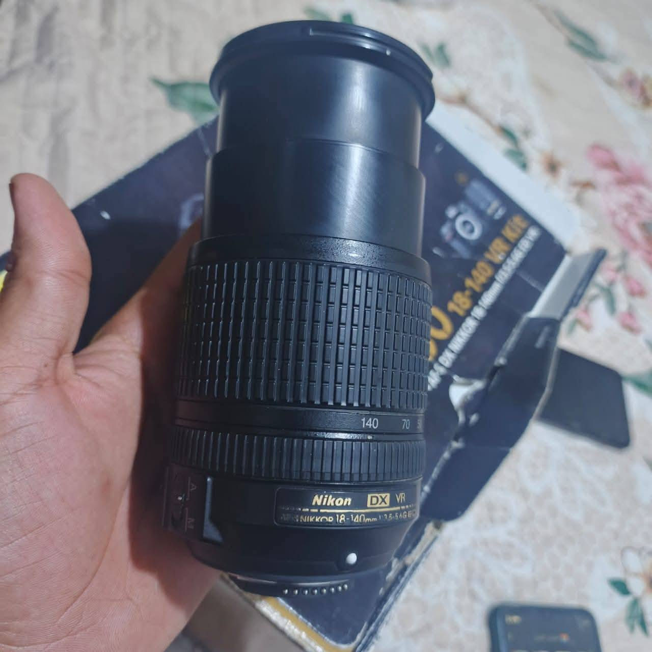 نيكون 7500دي.  مع عدسه الصليه. كارتونه جلاتين أحمر نضافه الكامره 95. وياها رام وشاحنه وبطاريه.( ملاحضه الكامره عطلها سنسر مأثر شي بسيط) وسعرها مناسب. *********** واتس.
