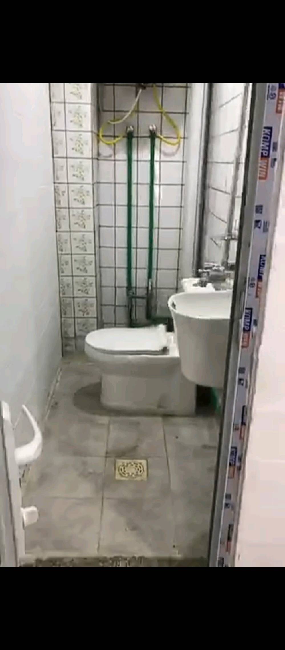 السلام عليكم بيت للايجار مساحه 80 متر يحتوي على كراج سياره مطبخ وكعده وغرفه نوم خدمات جوه وخدمات بالخارج جاهز من كل شي واير سحب وجوزه جهاز كهرباء واضاءة البيت جاهز للايجار او كعده
ما هو العنوان الدقيق للمسكن؟: 
بغداد الدوره ابو دشير شارع الصيرفه للاستفسار الاتصال على الرقم 
كم مساحة البيت الإجمالية؟: 
80 متر 
هل توجد تجهيزات مطبخ متوفرة؟: 
لا توجد 
هل الإيجار يشمل الأثاث أو جزء منه؟: 
جزء منه مثل الإضاءة 
ما هو رقم التواصل للمهتمين؟: 
***********