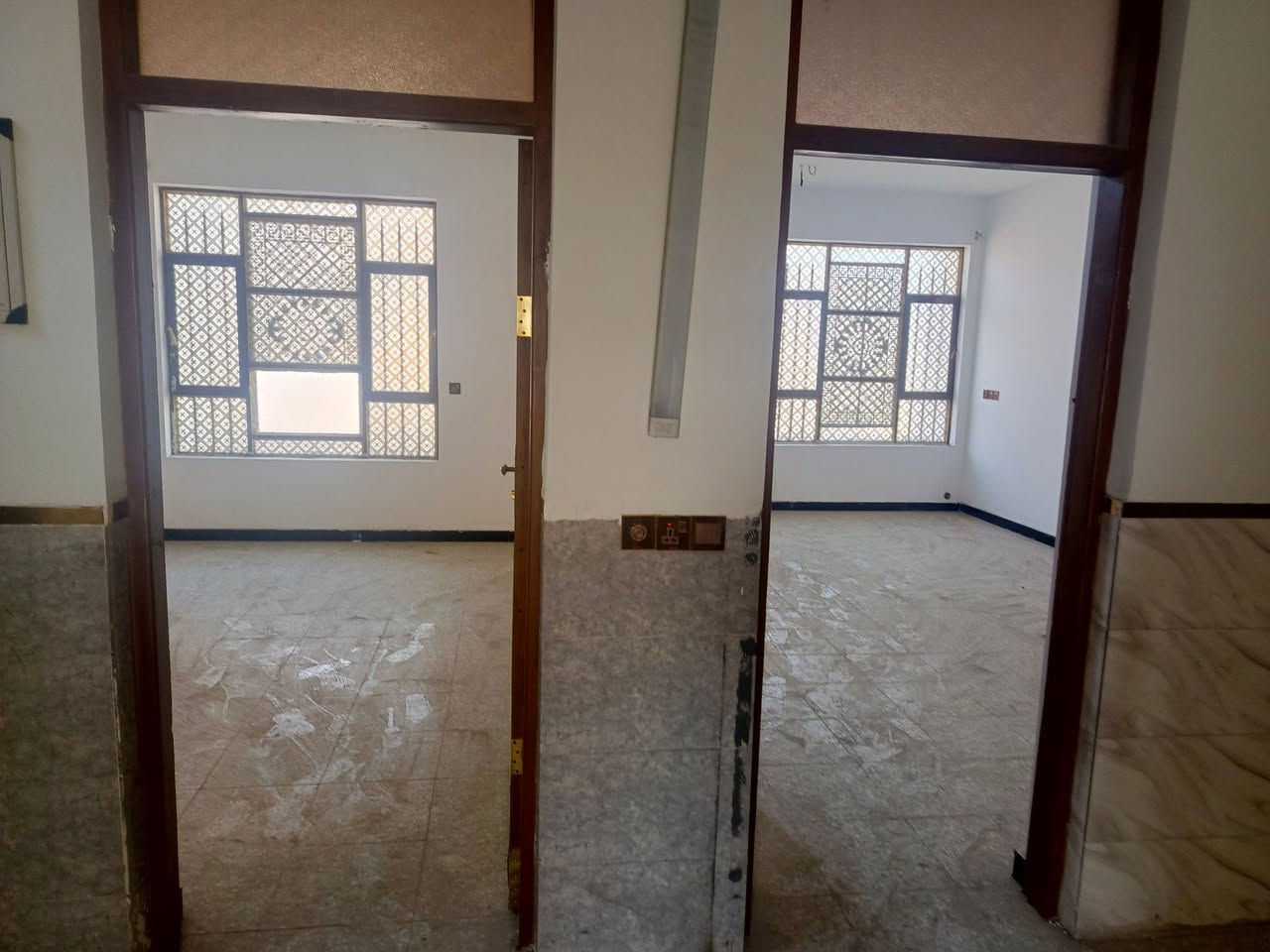 السلام عليكم بيت للبيع ١٨٠م الواجهه ٩والنزال ٢٠م يحتوي على 6 عرف نوم واستقبال ومطبخ وصاله وگراج سياره والبيت جاهز للسكن كامل الخدمات من ماء وكهرباء وتبليط  زراعي رعفرانيه أربع شوارع و للاستفسار ***********
