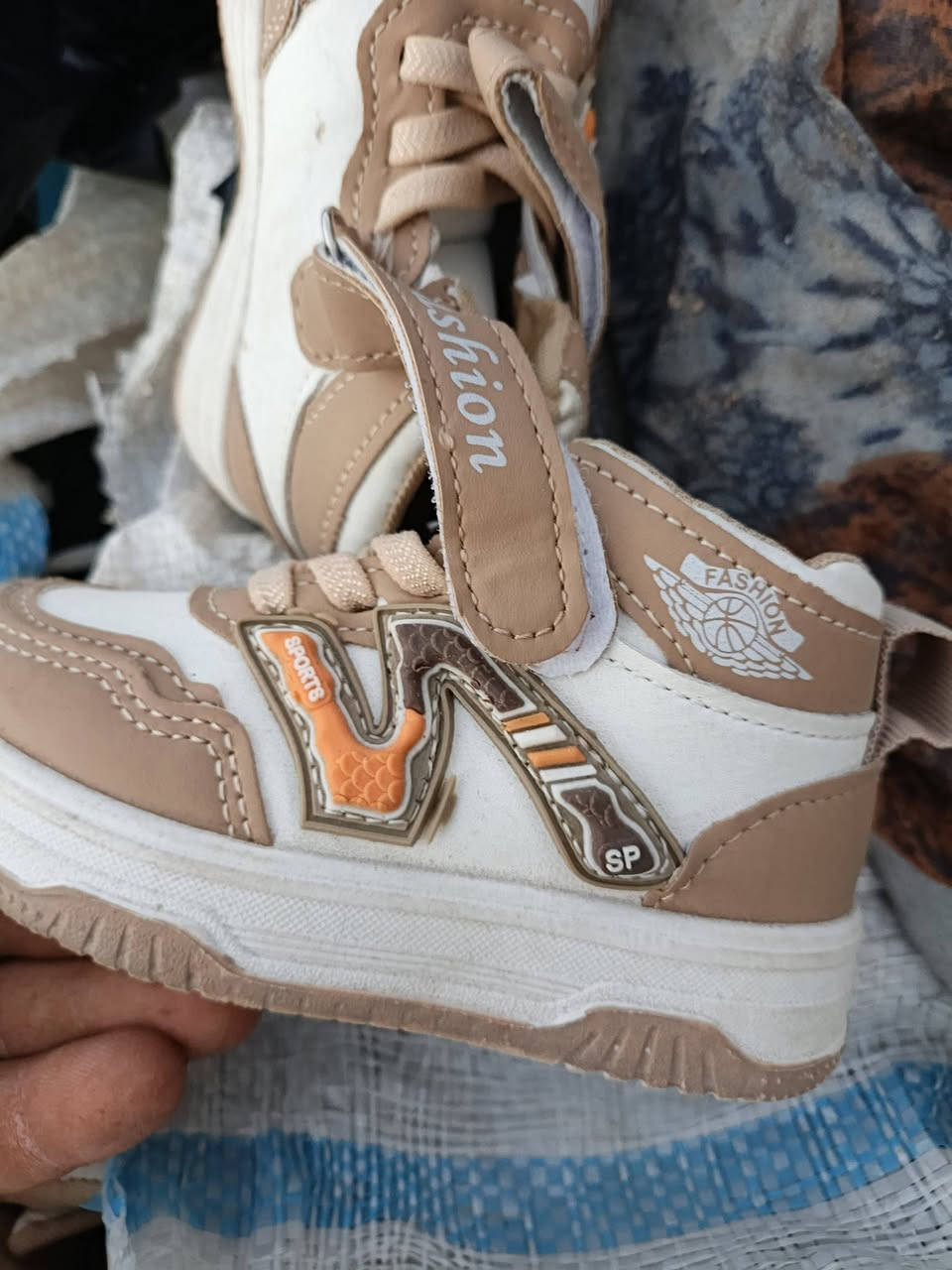 احذيه الاطفال قياس ٢٠الى٢٦ كميه شلع ٢٠٠ قطعه سعر القطعه ٢٠٠٠ مكان ديالى بعقوبة فلكه  ***********
