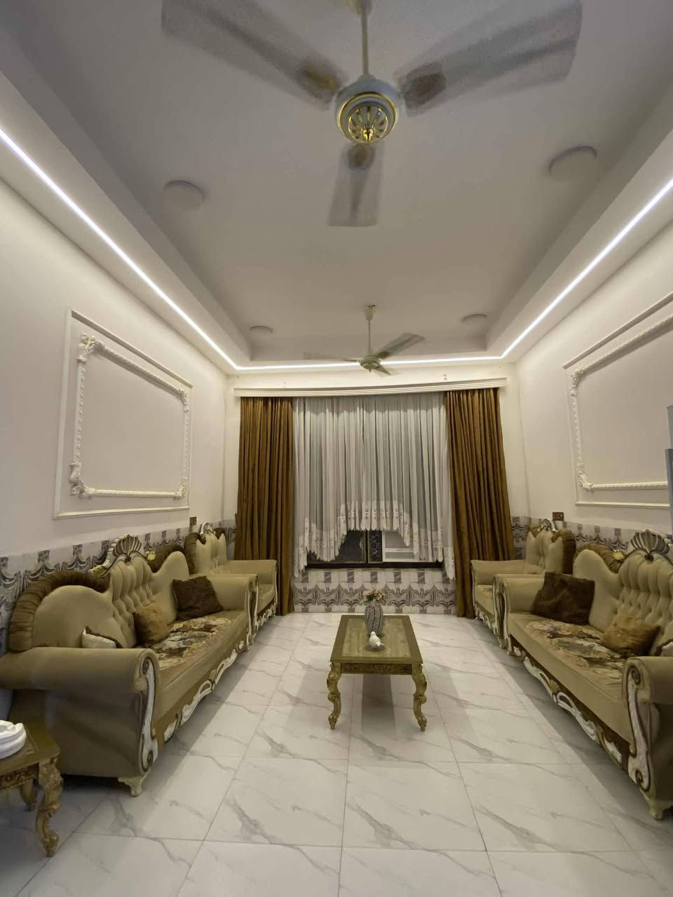 السلام عليكم بيت للبيع طابو زراعي المساحة ٦٠٠م 
بجانب عمارات الزيتون السكني
 يحتوي على غرفتين  ٤*٥م وصالة ٤*١٠م
ومطبخ حار ٣*٤ ومطبخ بارد ٤*٥ واستقبال ٤*١٤م
 وصحيات داخلية وصحيات خارجية 
ويحتوي على حديقة واسعة وايضاً گراج للسيارة 
للأستفسار الإتصال على هذا الرقم 
***********
