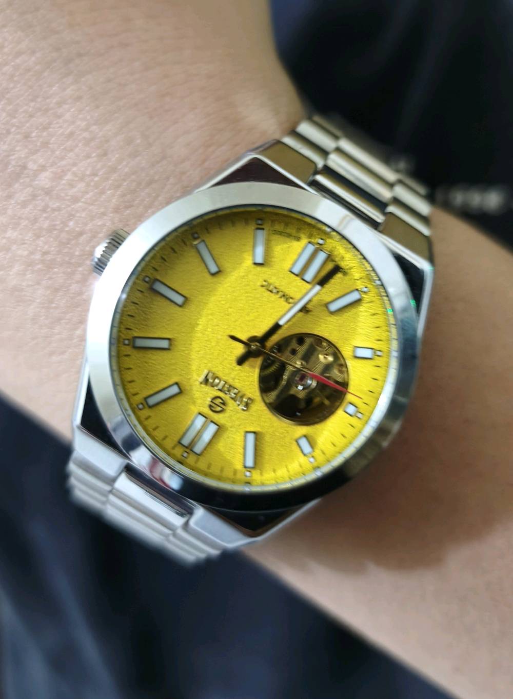 ساعة ماركة سڤيستون Sveston
✨تميز وأناقة تلفت الأنظار!✨
⌚ تتميز هذه الساعة بهيكل متين مصنوع من الفولاذ المقاوم للصدأ 🔗، يحيط بميناء أصفر لامع 🌟 ذي تشطيب ولمسة نهائية رائعة.
⚙️ تأتي الساعة بتصميم القلب المفتوح (Open Heart) 🖤 الذي يكشف عن حركة التروس الساحرة، بالإضافة إلى عقارب ومؤشرات مضيئة (Luminous) 🌕 تضمن لك رؤية واضحة في عتمة الظلام.
🔄 تعمل الساعة بـحركة أوتوماتيكية 🔋 تعتمد على حركة معصمك أو التعبئة اليدوية (التكويك)، مع احتياطي طاقة يصل إلى يوم ونصف (36 ساعة) ⏱️.
🔎 كما تتميز الساعة بـخلفية شفافة 💎 تكشف تفاصيل ودقة المحرك من الخلف، وهي مقاومة للماء حتى عمق 50 متراً (5 بار) 💧، مما يجعلها تجمع بين الأناقة المطلقة والعملية اليومية.
💰 السعر: 175 ألف دينار عراقي فقط!
📞 للحجز والاستفسار:
 * الاتصال على الرقم: *********** 📱
 * أو مراسلة الصفحة مباشرة 📥