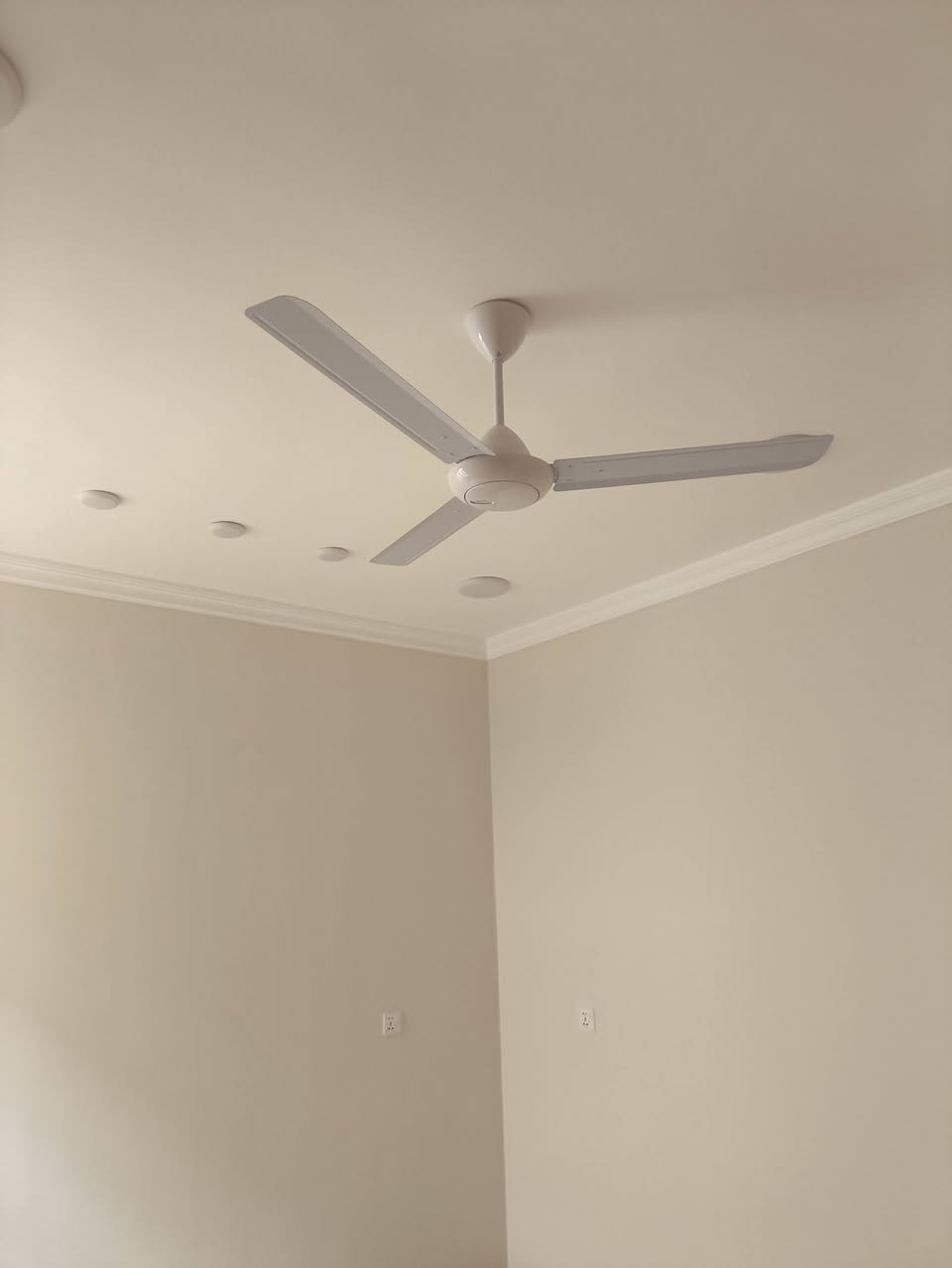 السلام عليكم صباغ متفرغ شغل درجه اولى صبغ طلس سنفره معالجة رطوبه مكاني بغداد الدوره ***********
