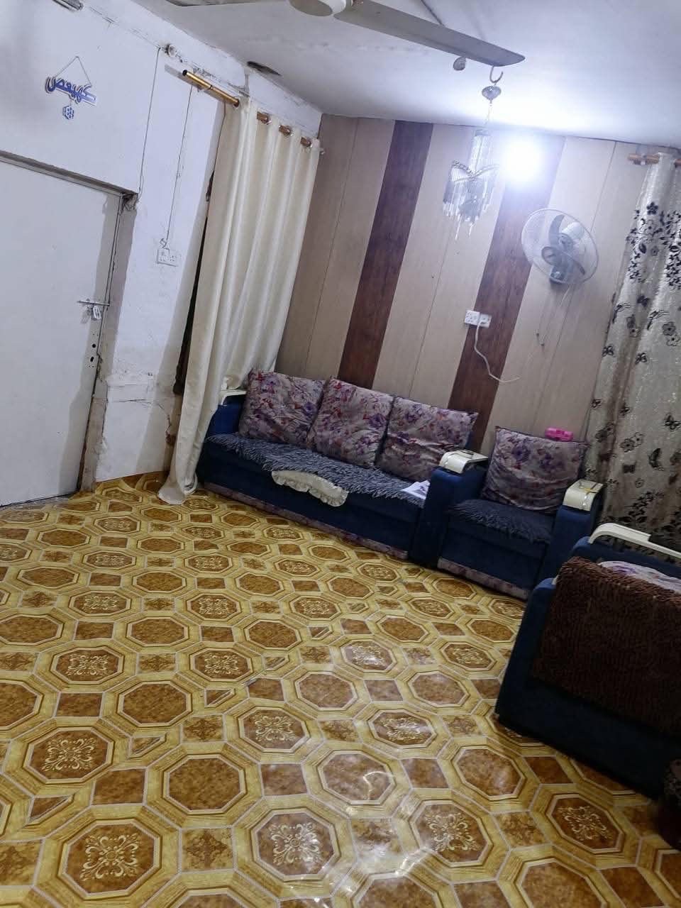 السلام عليكم بيت للبيع في حي رمضان المساحه ١٨٠ وفي السند ١٥٠ بي خمس غرف نوم كبار وصالتين ومطبخ وبراني ومجموعتين صحيات موقعه مميز وكلشي قريب عليه سعره ١٤٥ مليون وبي مجال للشراي للاستفسار ***********بي بس واتساب