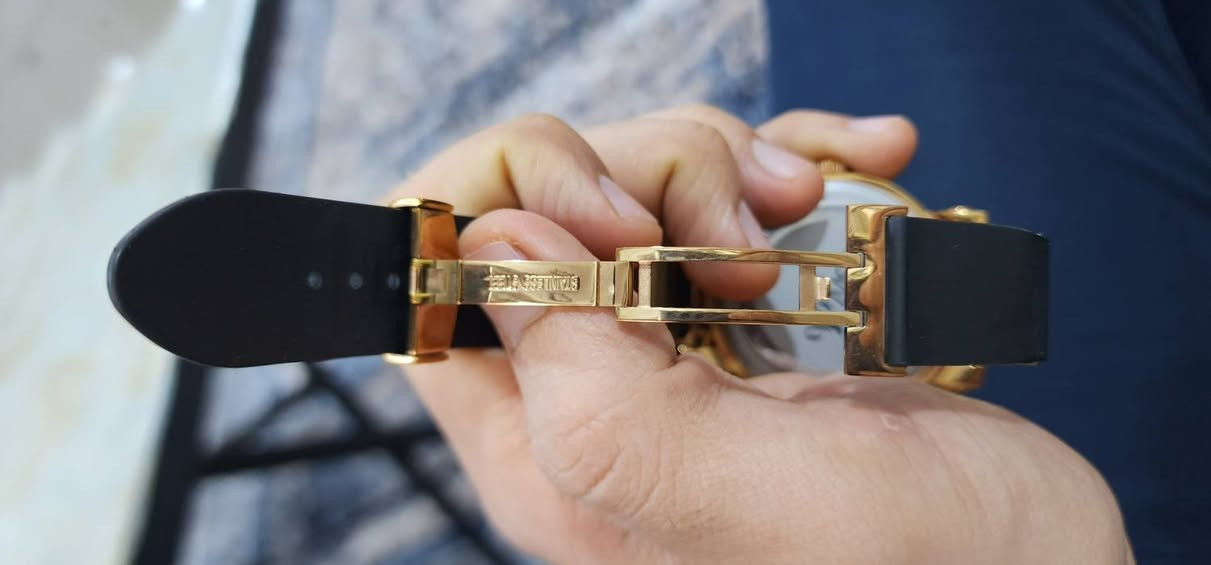 ساعة اصلية مختمة فول ١٢ الماسة جتني هدية واريدها ب١٥٠ الف يرادلها باتري فقط ***********
