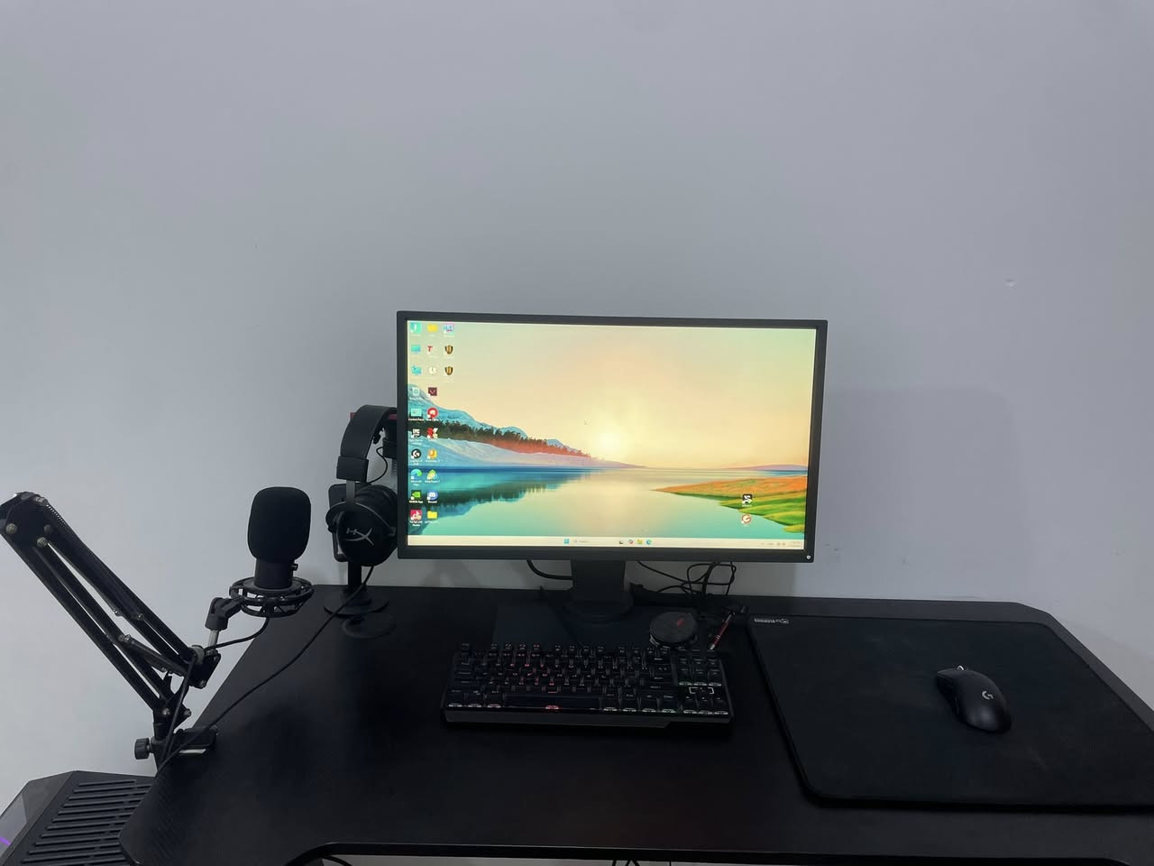 بيسي كامل مكمل عدا الميز
استخدام اقل الشهر وية البيسي هيدسيت هايبر كلاود ٢ وماوي لوجتك  gpro superlight 2 
ومايك فايفاين

مواصفات البيسي

•⁠  ⁠Processor: AMD Ryzen™️ 7 7800X3D Desktop Processor Try | SKU: 107945

•⁠Gpu: Nvidia Galax 2070s

•⁠Monitor: ZOWIE XL2546 TN 240Hz DyAc™ 24.5 inch

•⁠  ⁠Motherboard: Gigabyte B850 GAMING WIFI6, Motherboard | SKU: 109070

•⁠  ⁠Memory: TEAMGROUP T-Force Delta RGB DDR5 Ram 32GB (2x16GB) 6000MHz CL38 - White | SKU: 107670

•⁠  ⁠Storage A: WD Blue SN5100 1TB , 7100MB/s M.2 NVME , PCIe 4.0 | SKU: 109594

•⁠  ⁠Cooling System: Thermalright Aqua Elite 360 V6 Liquid CPU Cooler - Black | SKU: 109930

•⁠  ⁠Case: Xigmatek Aqua V Mid Tower Case - Black | SKU: 109880

•⁠  ⁠Operating System : Windows 11 Pro Original License Key | SKU: 107819


**إذا كنت صاحب هذا الإعلان وتريد حذفه لأي سبب، رجاءا أرسل رسالة إلى الدعم الفني**