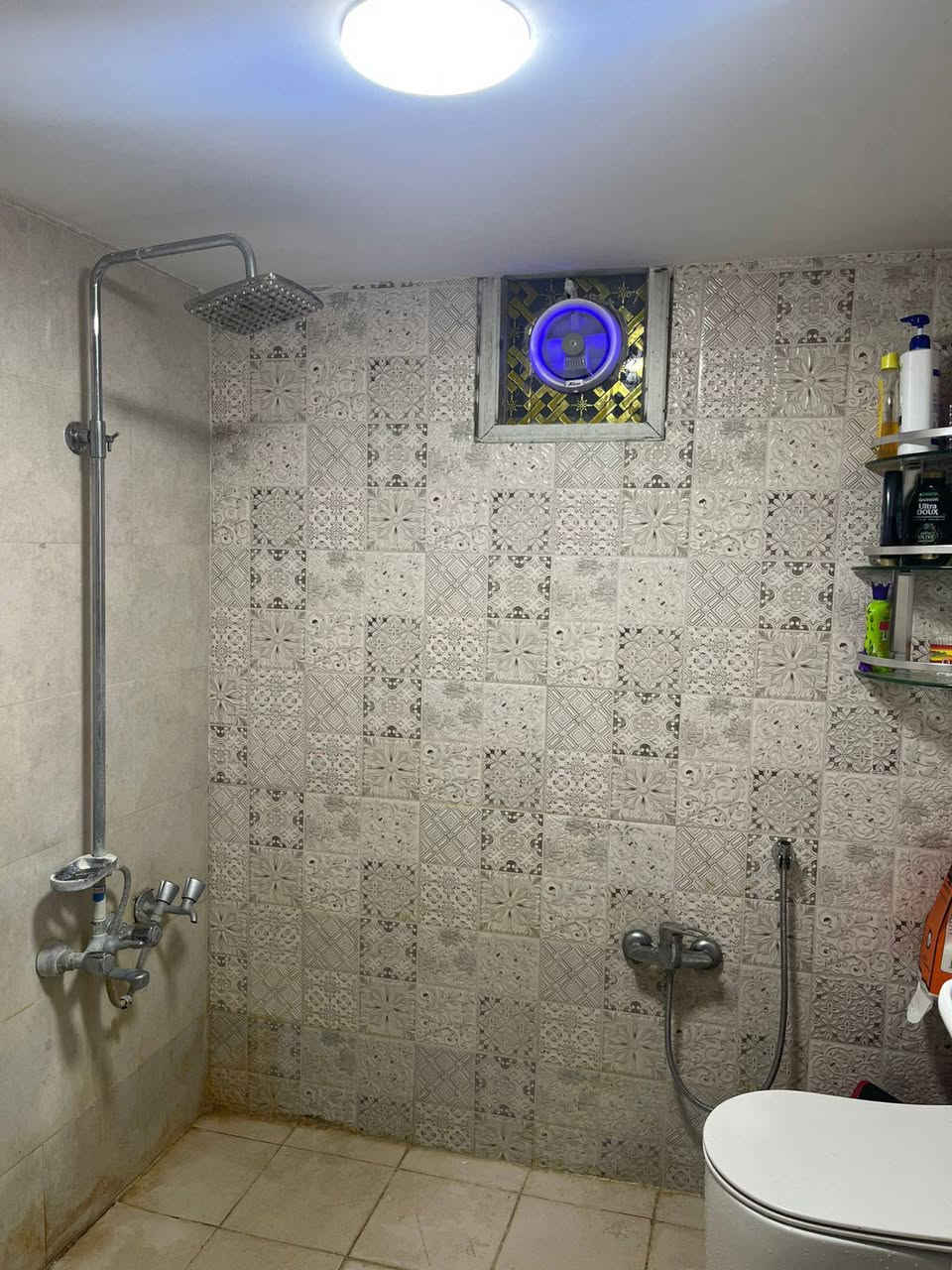 📢 اعلان 📢📢 اعلان 📢 
       👇               👇
⚜⚜ للبيع ⚜⚜ للبيع ⚜⚜
🏠 دار سكني  طابو زراعي ملك صرف  🏠 
📐 المساحة ١٥٠  متر📐 
🌍 الموقع / الحلة / حي الجزائر / خلف ملعب الإدارة المحليه 
🏤 يحتوي على 🌺 غرفه نوم  🌺 صالة 🌺 مطبخ 🌺 هول 🌺 مجمع صحيات  🌺 كراج 🌹حديقه 
📏 الواجهة ٧ ونصف متر  والنزال ٢٠ متر 
📷 صور البيت  مرفقة مع الاعلان 👇
 ❓للاستفسار ⚜  زيارة مكتب #انكيدو للعقارات والمقاولات في حي الجزائر مقابل مكبس التمور او 📞 الاتصال على هواتف المكتب 
☎️ *********** سيد وليد 
☎️ *********** سيد وليد 
☎️ *********** محمد الزبيدي 
⚜⚜⚜⚜⚜⚜⚜⚜⚜
