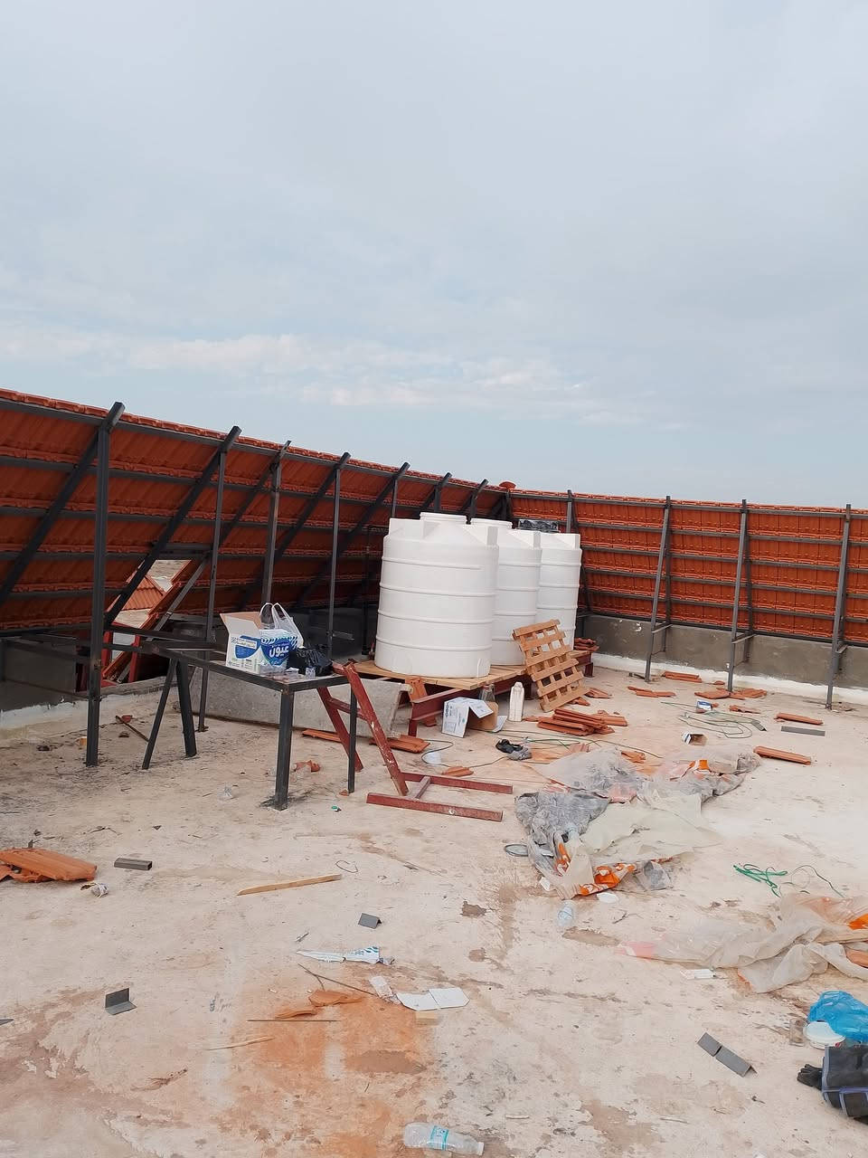 تجهيز وعمل كافة أنواع القرميد  ألايطالي والاسباني الفخار والمعدني بأيادي متمرسه 
للأستفسار الاتصال على ***********
***********
